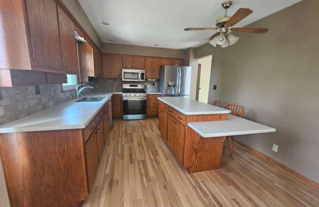 3 bedroom 2 bath with additional lower level family room in great NE location near I380 photos photos