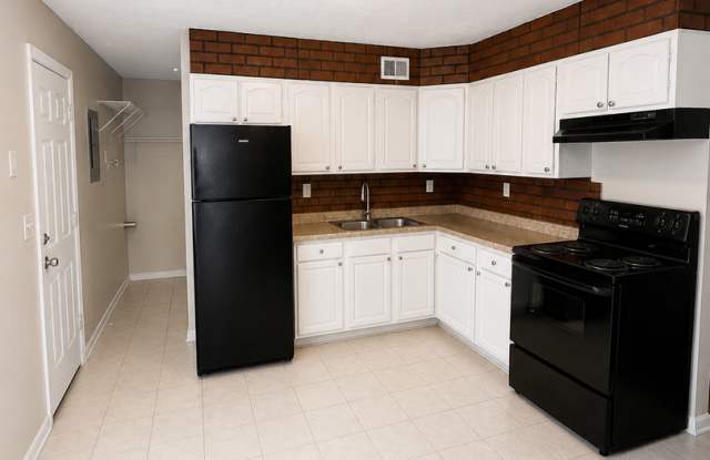 Charming 2BR Home with Enclosed Porch, Carport & Storage Shed Gallery 4