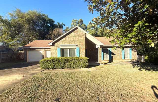 ** 4 bed 2 bath located in Woodmere Park ** Call 334-366-9198 to schedule a self showing - 6125 Greta Place, Montgomery, AL 36117