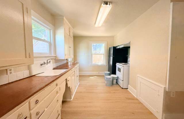 Cute Newley Remodeled 3 BD in Aloha!! Gallery 3
