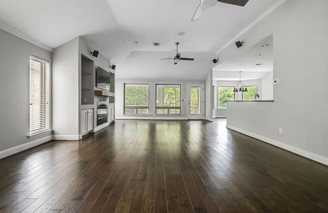 218 E Creekview Dr Gallery 2