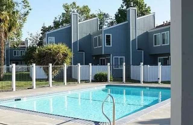 2 Bed/2 Bath Condo w/Detached 1 Car Garage Available Soon! photos photos