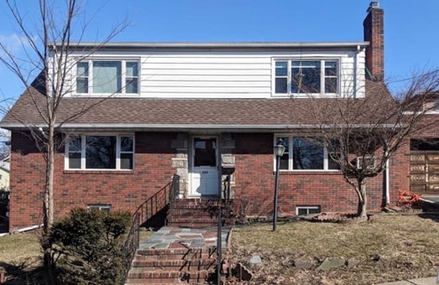 555 Oakdene Avenue - 555 Oakdene Avenue, Ridgefield, NJ 07657