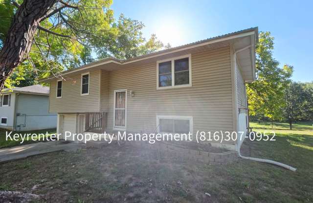 Welcome to 1407 SE 19th Street in Oak Grove, Missouri! Gallery 4
