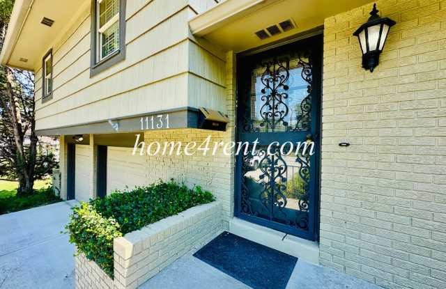Gorgeous Home in South KC Featuring an Updated Kitchen, Multiple Living Spaces, Wood Floors and a Fenced Yard! Gallery 4
