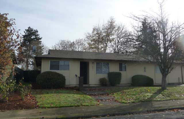 On cul de sac - 6053 Bingtree Court Northeast, Keizer, OR 97303