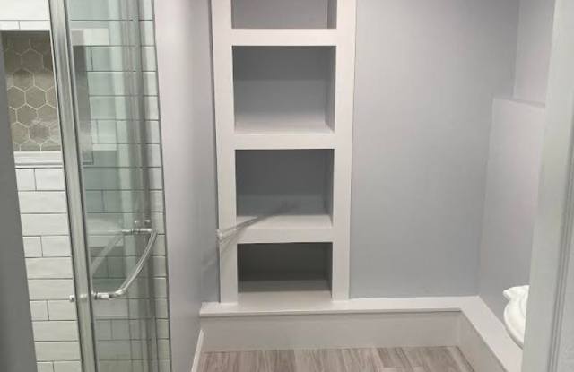 Renovated 3-bed, 1-bath with Heat/HW Incl! Gallery 1