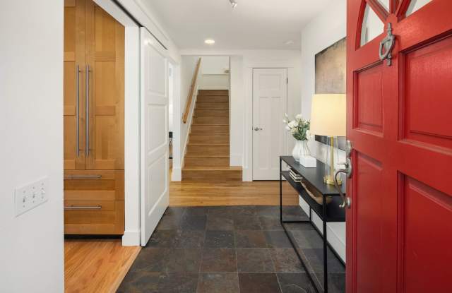Spacious Enatai Home Near Lake Washington & Downtown Bellevue Gallery 4