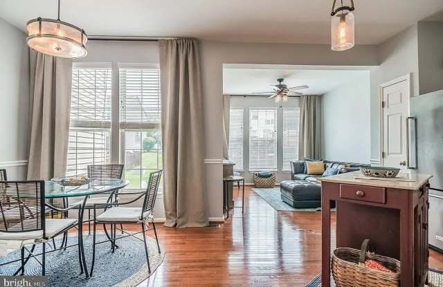 Beautiful & Comfortable 3 Bed 4 Bath End Unit Gallery 4