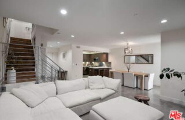 11023 Fruitland Drive Gallery 2