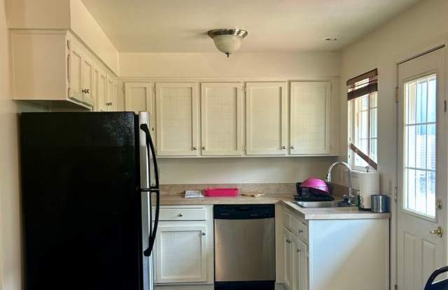 Furnished 2 Bedroom Condo - Furnished Mid-Term Rental Gallery 3