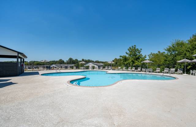 Smoky Crossing Apartment Homes Gallery 2