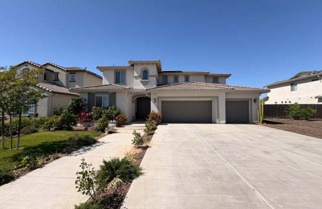 Modern 4 Bedroom, 4 Bathroom Home For Rent in Dinuba Gallery 1