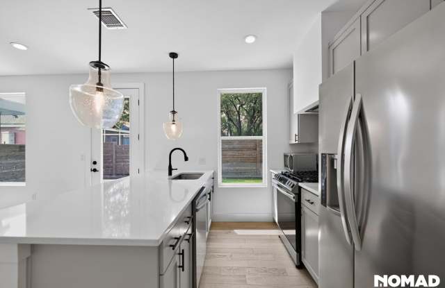 Charming 2BR Condo in Austin Gallery 1