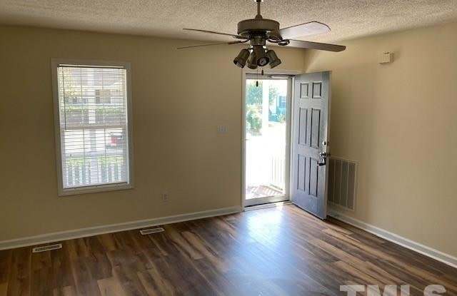 1012 Cove Circle Gallery 3