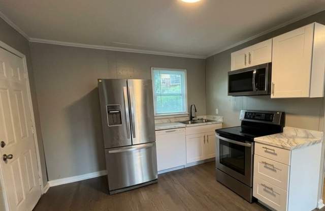 COMING SOON! SPACIOUS 2/1 HOUSE! Gallery 4