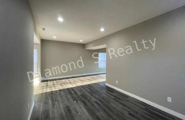 Ozark Home Available Early September - 4 bedrooms!  3 Car Garage Gallery 4