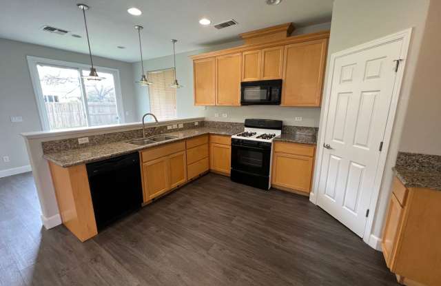 North MERCED: $2200 4 bedroom (4th is a bonus room, no closet) and 3 full bathrooms 2 story home with yard care included * - 494 Tolman Way, Merced, CA 95348