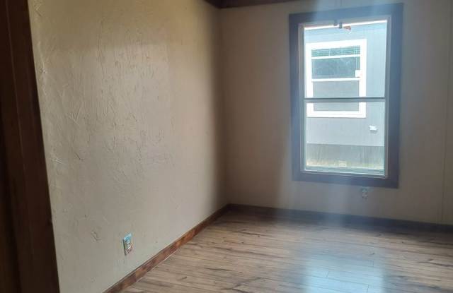 Fully Refurbished- 3 Bedroom 2 Bath Mobile Home Sitting on Aprox 1/2 Acre- Granbury- 76049 Gallery 3