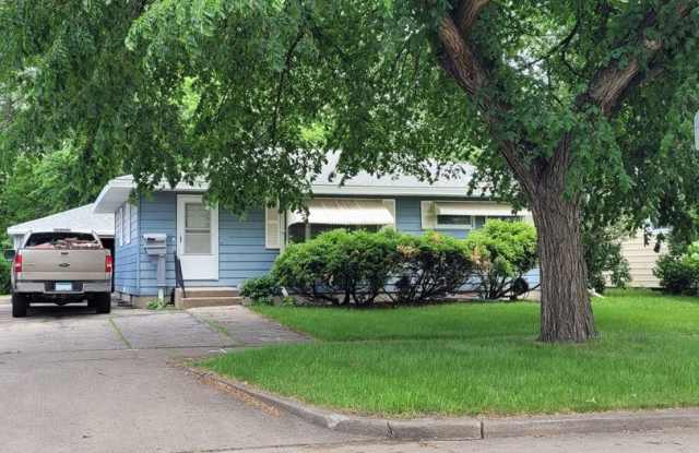 ***1 month Free with a 15-month lease.***3 bedroom, 2 bathroom Single Family Home Located directly across the street from Lewis and Clark Elementary School! - 1718 16th Street South, Fargo, ND 58103 ***1 month Free with a 15-month lease.***3 bedroom, 2 bathroom Single Family Home Located directly across the street from Lewis and Clark Elementary School! - 1718 16th Street South, Fargo, ND 58103