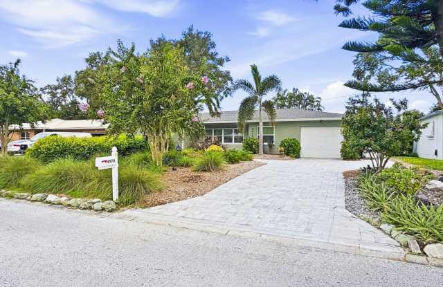 Bay Pines Pool & Spa Home with Updated Kitchen and Private Backyard Gallery 3