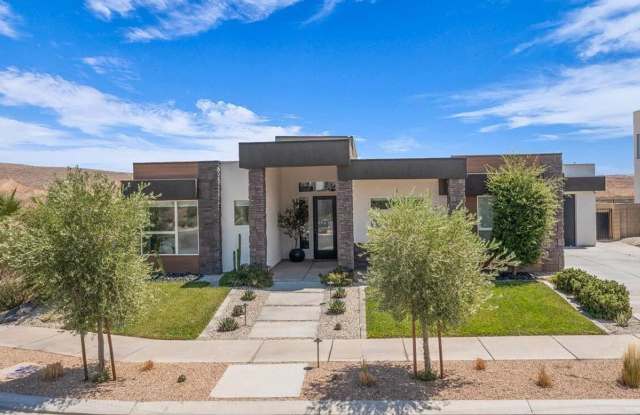 Stunning and Spacious 3 Bedroom Home in Desert Color! Includes a Private Pool! - 5729 South Cardinal Wing Drive, St. George, UT 84790