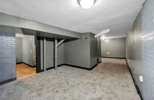Spacious & Affordable 4-Bedroom Home - Carpet Floors and Pet Friendly Gallery 4