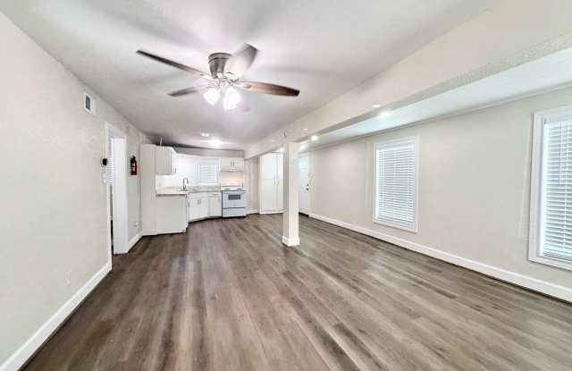 Adorable 2/1 Home in Surfside !! Gallery 3