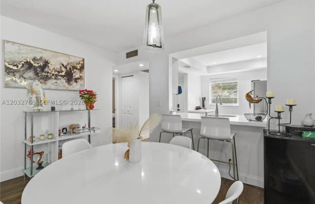 9340 Lagoon Pl Gallery 2