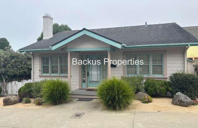 Three bedroom cottage less tha two blocks from the beach photos photos