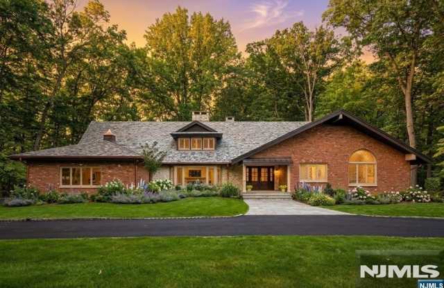 17 Deerhill Drive Gallery 1