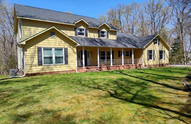 Cozy Home located on a large, private lot In Charlotte! photos photos