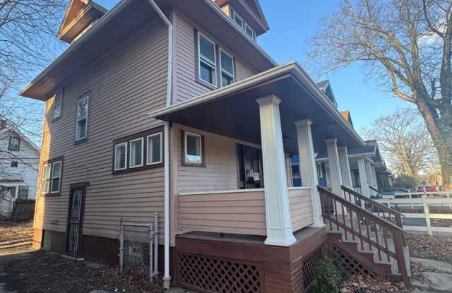 Charming 4-Bedroom Property in Prime Location photos photos