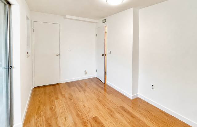 Updated 2-Bedroom with A/C Westwood Duplex with Private Entrance Gallery 3