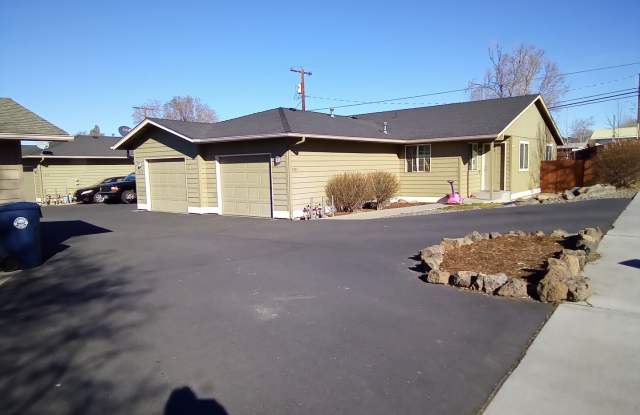 Single Level 2 Bed/2 Bath Unit with Garage in NW Redmond - NW Cedar photos photos