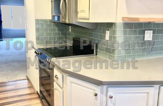 Spacious 2 Bd/ 2.5 Ba/ 1405 sf Walnut Creek Townhouse available early October for Lease! Gallery 4