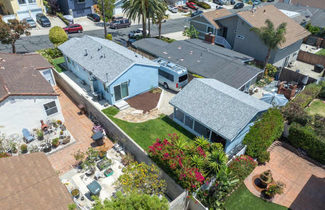Charming Beach Bungalow | Huge Yard & Prime Location! Gallery 4