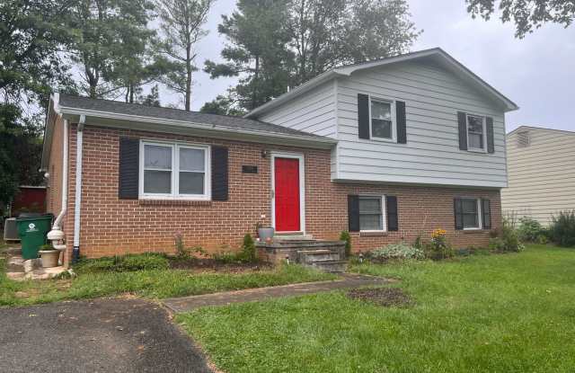 * RE RENTAL AVAILABLE 1/12/26 * (Hethwood 3 Bedroom, 1.5 Bath House with Pool Access!) photos photos