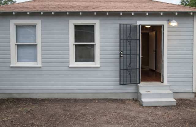 932 Poinsettia Gallery 3