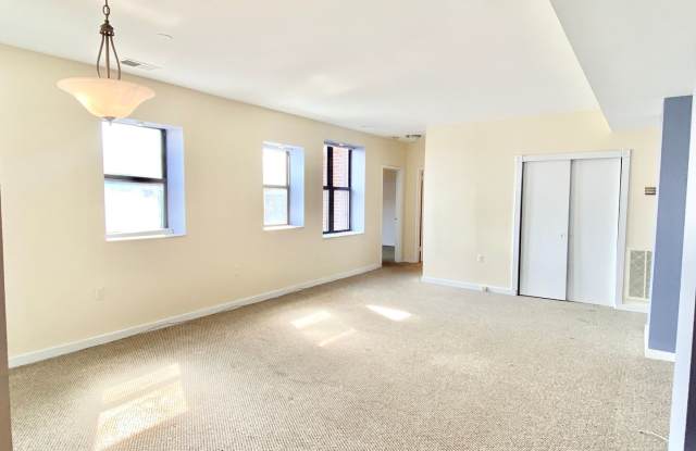 City Living! Very Spacious 1 Bed 1 Bath With Parking!!! photos photos