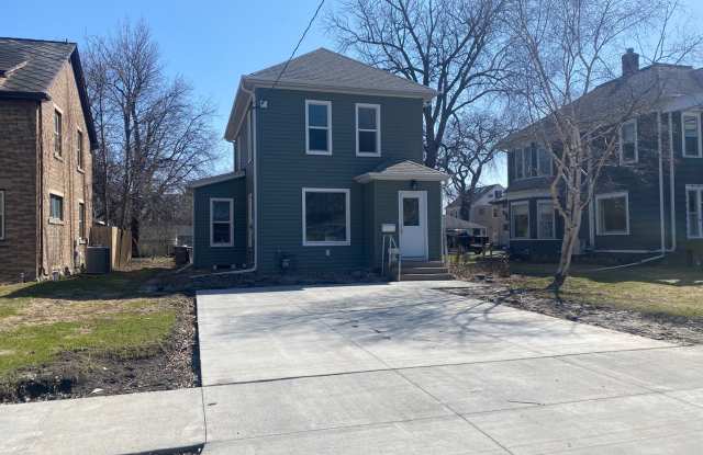 Beautiful 4 Bed 1.5 Bath Home in Moorhead photos photos