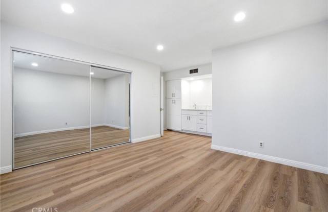 400 N Acacia Avenue Gallery 4