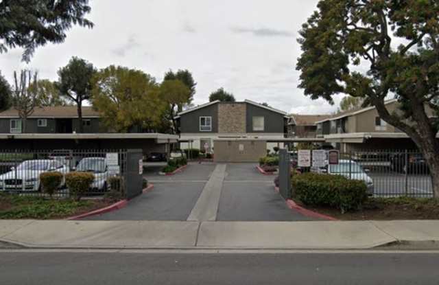Santa Ana 1 bed 1 bath for Lease - Lakeshore Condominiums - 2867 South Fairview Street, Santa Ana, CA 92704