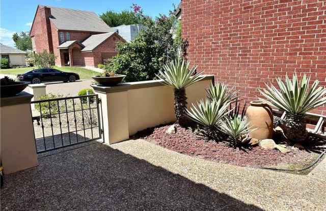 203 San Saba Street Gallery 3