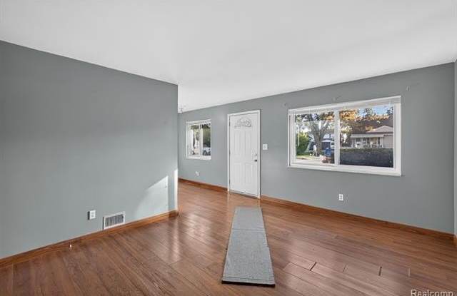 20653 Hollywood Street Gallery 4