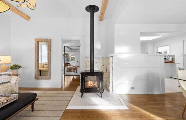 Charming Victorian cottage with Airstream office near Downtown Ashland! Gallery 4