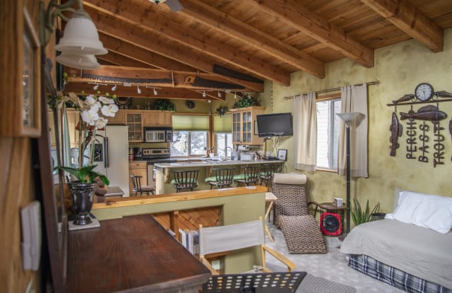 2397 S Silver Beach Rd - 2397 S Silver Beach Rd, Kootenai County, ID 83814