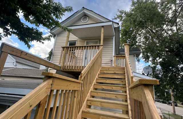 Cute Upper Level Duplex Apartment Centrally Located! photos photos