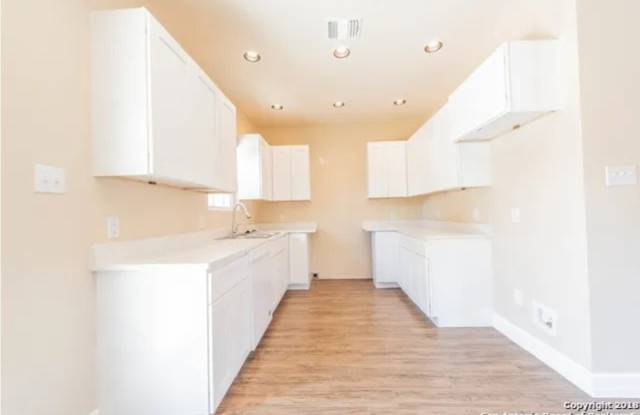 1418 W Hollywood Gallery 4