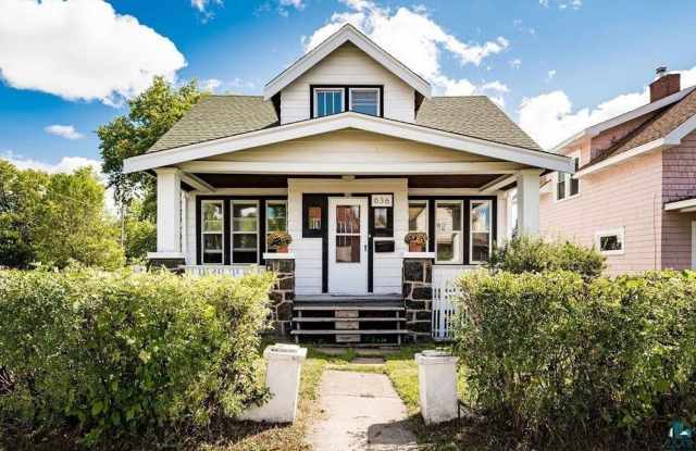 AVAILABLE SEPTEMBER 1st - Beautiful 2 Bed 1 Bath w/ Garage & Fenced Corner Lot photos photos